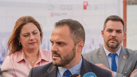 El alcalde de Arrecife, Yonathan de León, en sus declaraciones a los medios en el acto de presentación del nuevo remolcador de Boluda