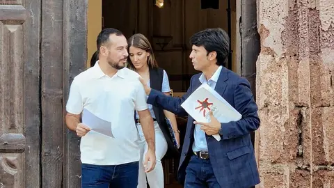 Marcos Bergaz con Reyes y  Galán a la salida del pleno Teguise 
