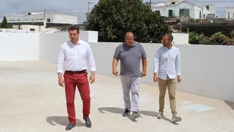 Óscar Noda con dos de sus concejales visitando una obra.