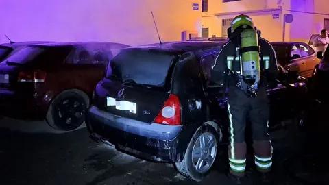 Los bomberos impidieron que el vehículo ardiera en su totalidad