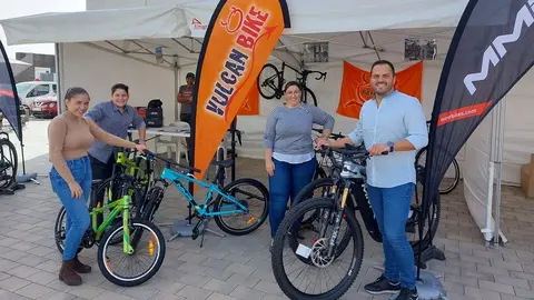 Pedalea en Familia. El alcalde de Arrecife, junto a su familia,  participó en el acto