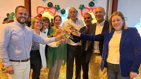 Yonathan de León invitó a todos los ex alcaldes al brindis.