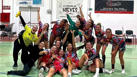 Jugadoras del Zonzamas Plus Car Lanzarote celebrando la victoria.