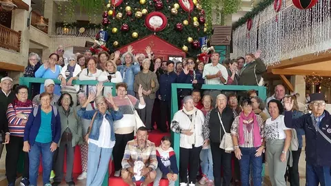 Los vecinos de Titerroy realizando el tour navideño por los diferentes belenes de la Isla.