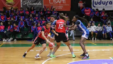 Jugadora del Magec Tías intentando superar la defensa del equipo rival.