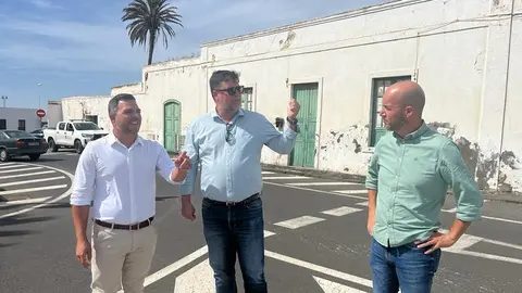 Jacobo Medina junto al alcalde y el concejal de Obras de San Bartolomé.