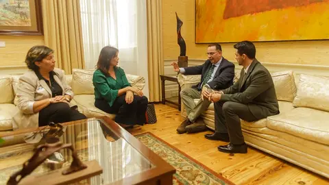 Olivia Duque y Rita Hernandez en el Parlamento de Canarias junto a Poli Suárez y David Toledo.