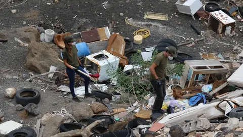 Componentes de la asociación papacria retirando residuos de zonas naturales.