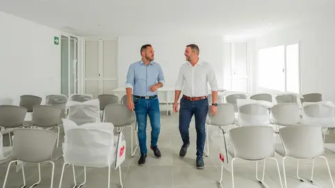 Yonathan de León y Jacobo Medina en el nuevo centro sociodeportivo de Argana.