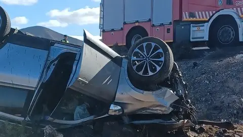 Vehículo tras volcar en Playa Blanca.