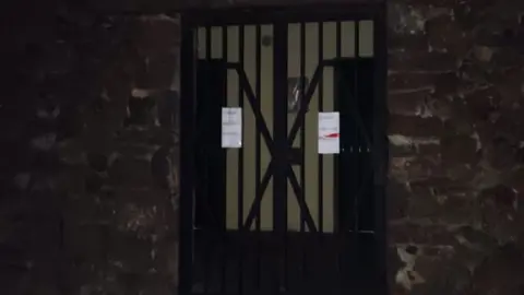 Imagen de los baños de la mareta, cerrados el pasado domingo. (1)