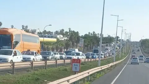 Imagen de uno de los atascos que se suele producir en la autovía de Arrecife por las mañanas y sobre todo cuando se produce algún accidente