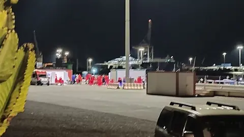 Imagen de este miércoles de noche con las primeras llegadas de inmigrantes
