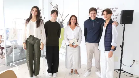 Imagen de los influencers con la consejera de Educación del Cabildo.