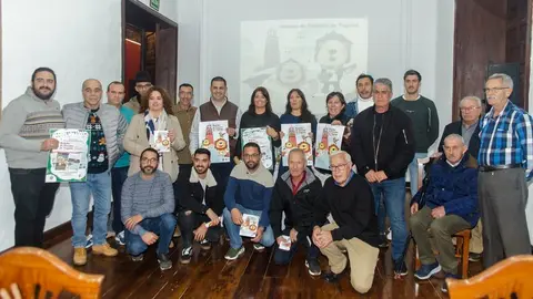 Imagen de la presentación que se hizo del libro con los compenentes del Rancho y del Ayuntamiento de Teguise.