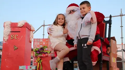 Papa Noel junto a dos niños del municipio.