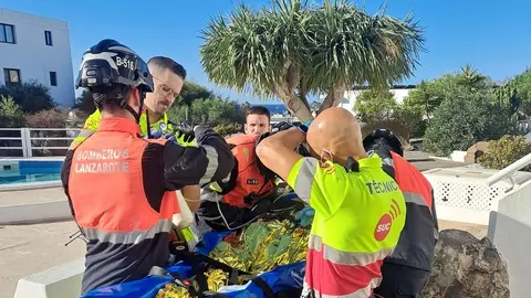 Personal del SUC y del Consorcio tratando a la afectada.