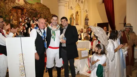 FOTO ENTREGA DE LA MAXIMA DISTINCIÓN DEL RANCHO. A LA IZQUIERDA SIMÓN REYES, EN EL CENTRO ADRIÁN VILLALBA Y A LA DERECHA NORBERTO DE LEÓN