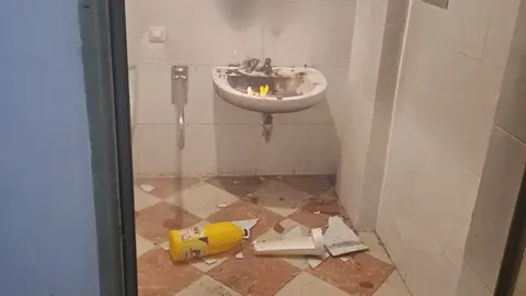 Imagen del estado del baño afectado por el incendio.