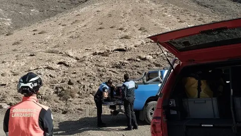 Los bomberos y la Policía Local coordinándose para el rescate.