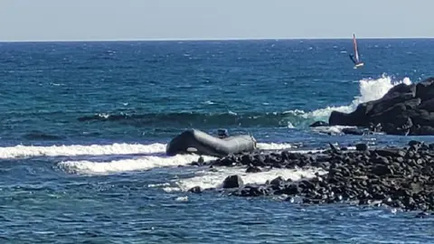 Imagen de la patera llegada por sus propios medios a Costa Teguise.