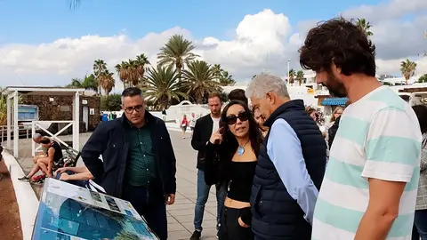 José Juan Cruz observando los paneles informativos.