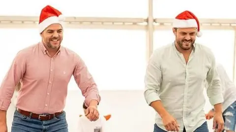 Yonathan de León junto a Jacobo Medina en la pista de hielo de la feria Navidad Navilan.