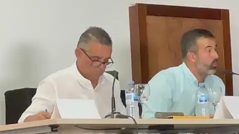 Mateo Ramón y Emilio Machín en el pleno del Ayuntamiento de Yaiza.