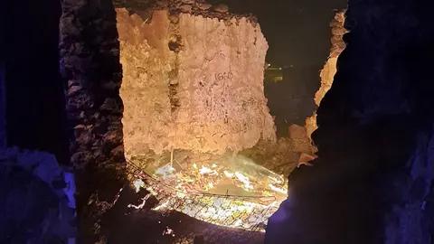 Imagen del fuego localizado en la vivienda abandonada.
