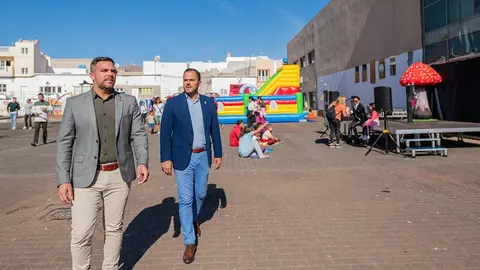 El vicepresidente y el alcalde en el nuevo local de Escucha Social Arrecife (3)