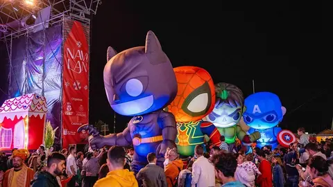 Los Super Héroes visitan la Feria de la Navidad de Arrecife .