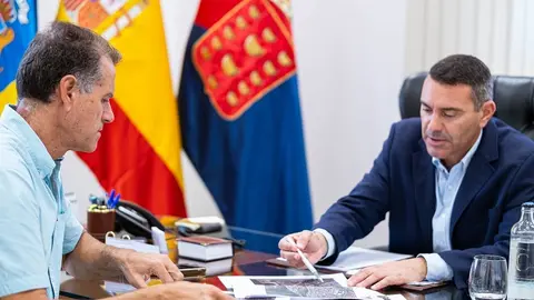 Oswaldo Betancort junto al consejero Domingo Cejas.