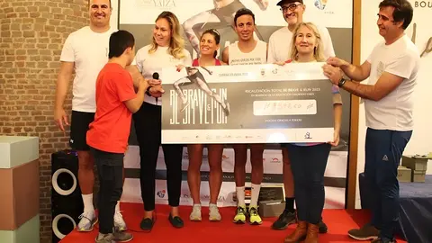 Entrega de cheque a la Asoc. Creciendo