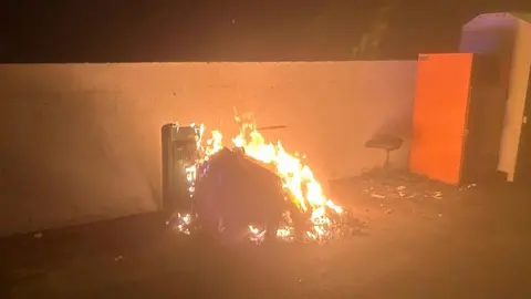 Imagen del contenedor arrasado por las llamas