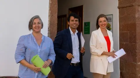 Sabina Vizcaino junto a Marcos Bergaz y Angela CanŢaveras en Teguise