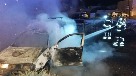 Bomberos del Consorcio de Seguridad y Emergencias apagando el incendio en Órzola.