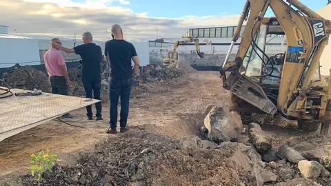 José Juan Cruz supervisando las obras realizadas en las instalaciones deportivas del municipio.