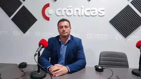 Óscar Noda en el estudio de Crónicas Radio.