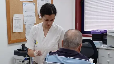Un hombre recibe una vacuna en un centro de salud de Canarias.