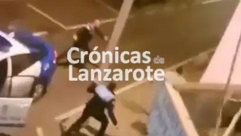 Agentes de la Policia Local de San Bartolomé persiguiendo a un ladrón.