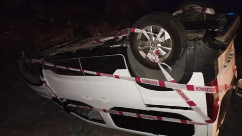 Estado en el que quedó el vehículo tras el vuelco.