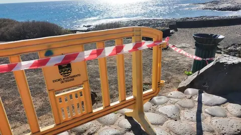Imagen de la valla que seguía colocada este domingo en Playa Bastián