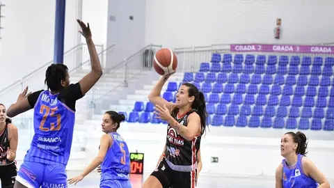 Jugadora del Magec Tías intentando realizar un lanzamiento ante la defensora rival.