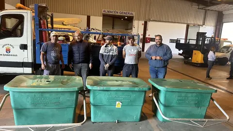 Entrega de contenedores para animales.