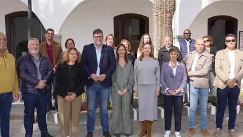 Los integrantes de la cúpula del PSOE en la puerta del Ayuntamiento de San Bartolomé.