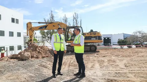 Oswaldo Betancort y Jacobo Medina junto a las obras del parking del Hospital Doctor José Molina Orosa.