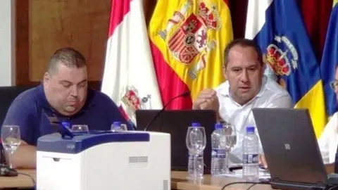 Juan Monzón y Guayo Rodríguez en el pleno del Ayuntamiento de Yaiza.