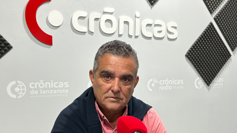 Mateo ramón en los estudios de Crónicas Radio.