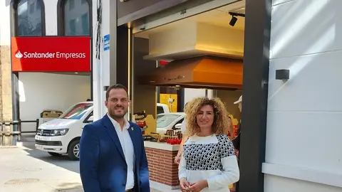 Nuevas aperturas comerciales en el centro de Arrecife. El alcalde y la concejala de Turismo y Comercio visitan a los trabajores y empresas de reciente apertura 