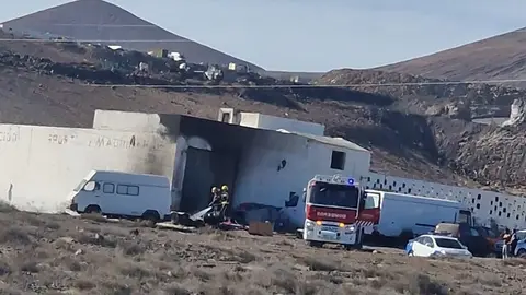 Los bomberos actuando ante el incendio en una nave de San Bartolomé.